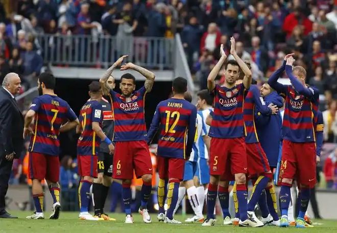 周末足球盛事：球迷翘首期待的比赛现场的简单介绍