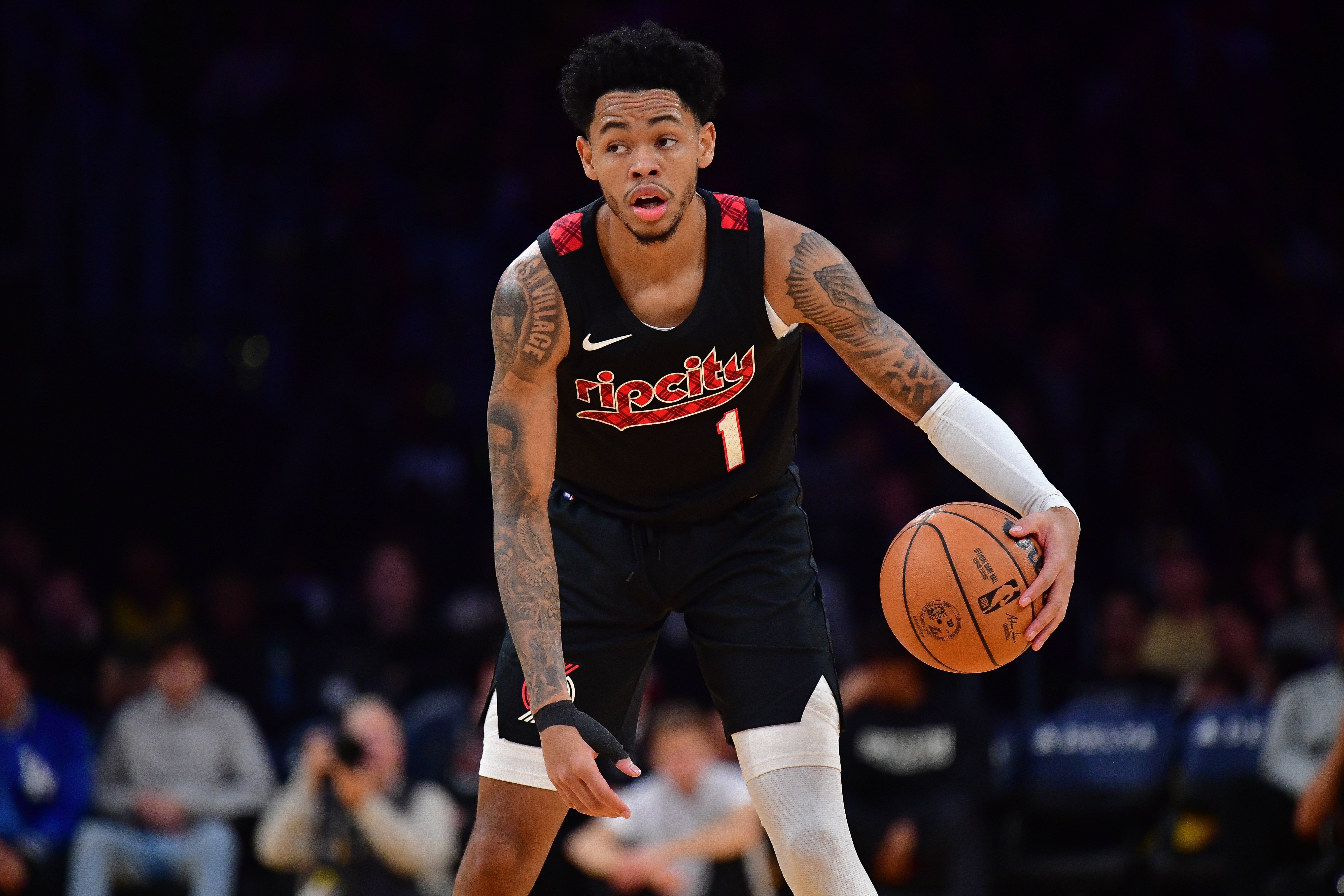 人主场取得惊险胜利,西蒙斯表现抢眼 人主场取得惊险胜利,西蒙斯表现抢眼