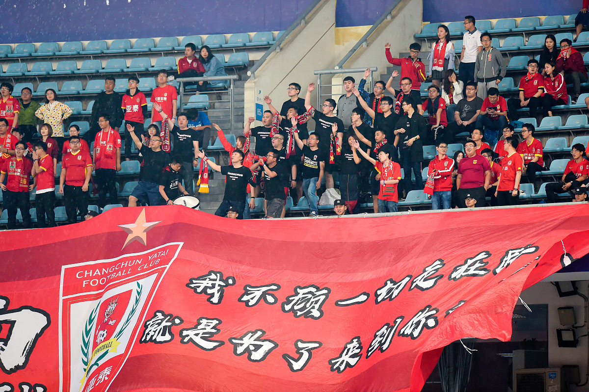 国足团结拼搏，斩获国际比赛冠军，夺得荣誉