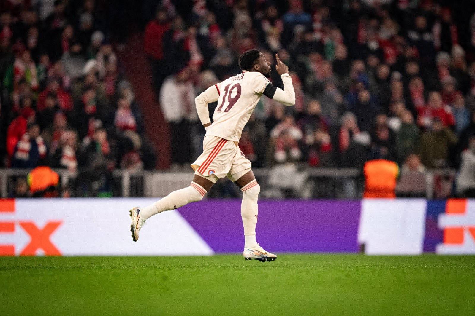 拜仁进军欧冠四强，领跑胜出之路