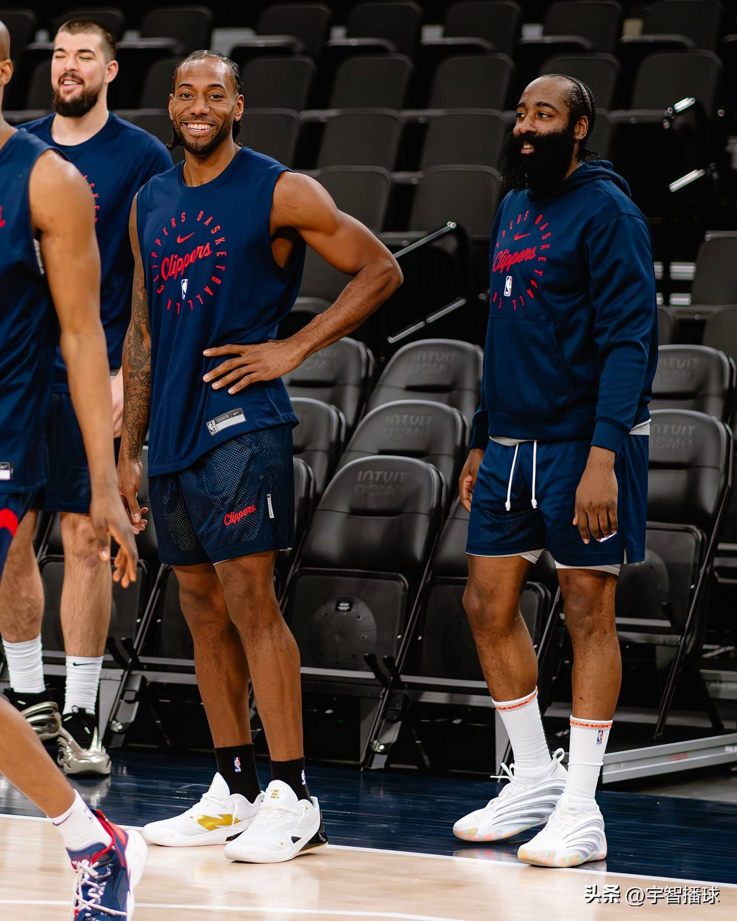 快船队球员聚集训练备战对阵湖人队