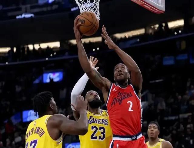 快船队球员聚集训练备战对阵湖人队