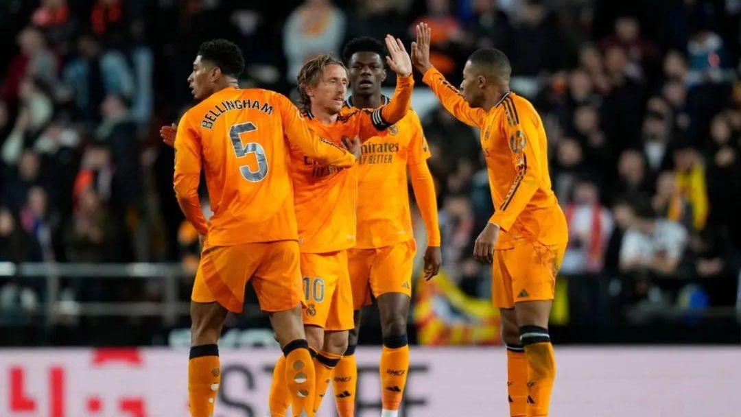 皇马客场比战胜费伦茨瓦罗斯