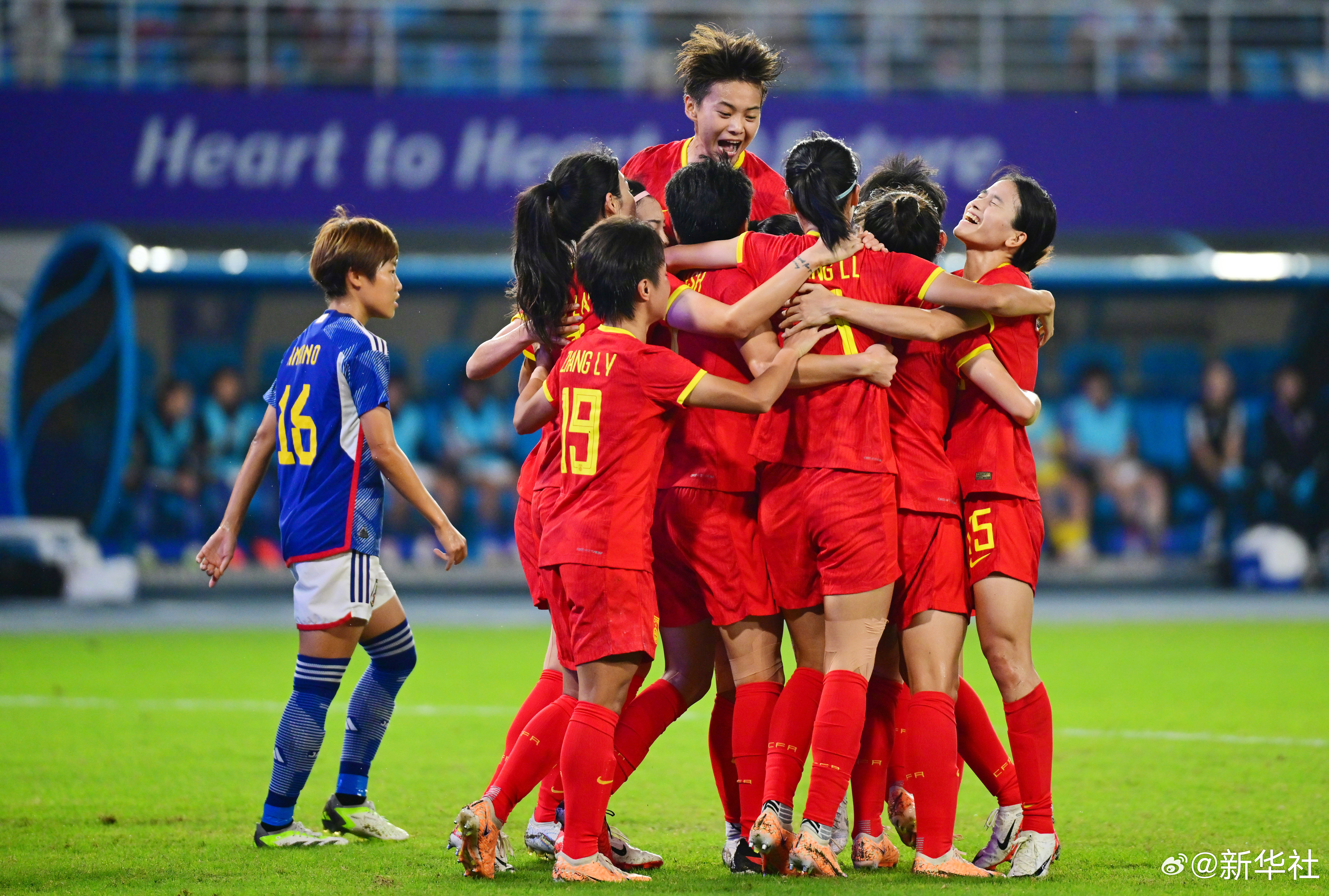 包含运动竞技,中国女足再次登上胜利之巅的词条 包含运动竞技,中国女足再次登上胜利之巅的词条