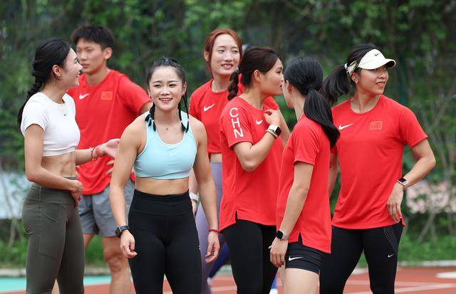 亚洲明星队抵达国外球场，备战国际赛