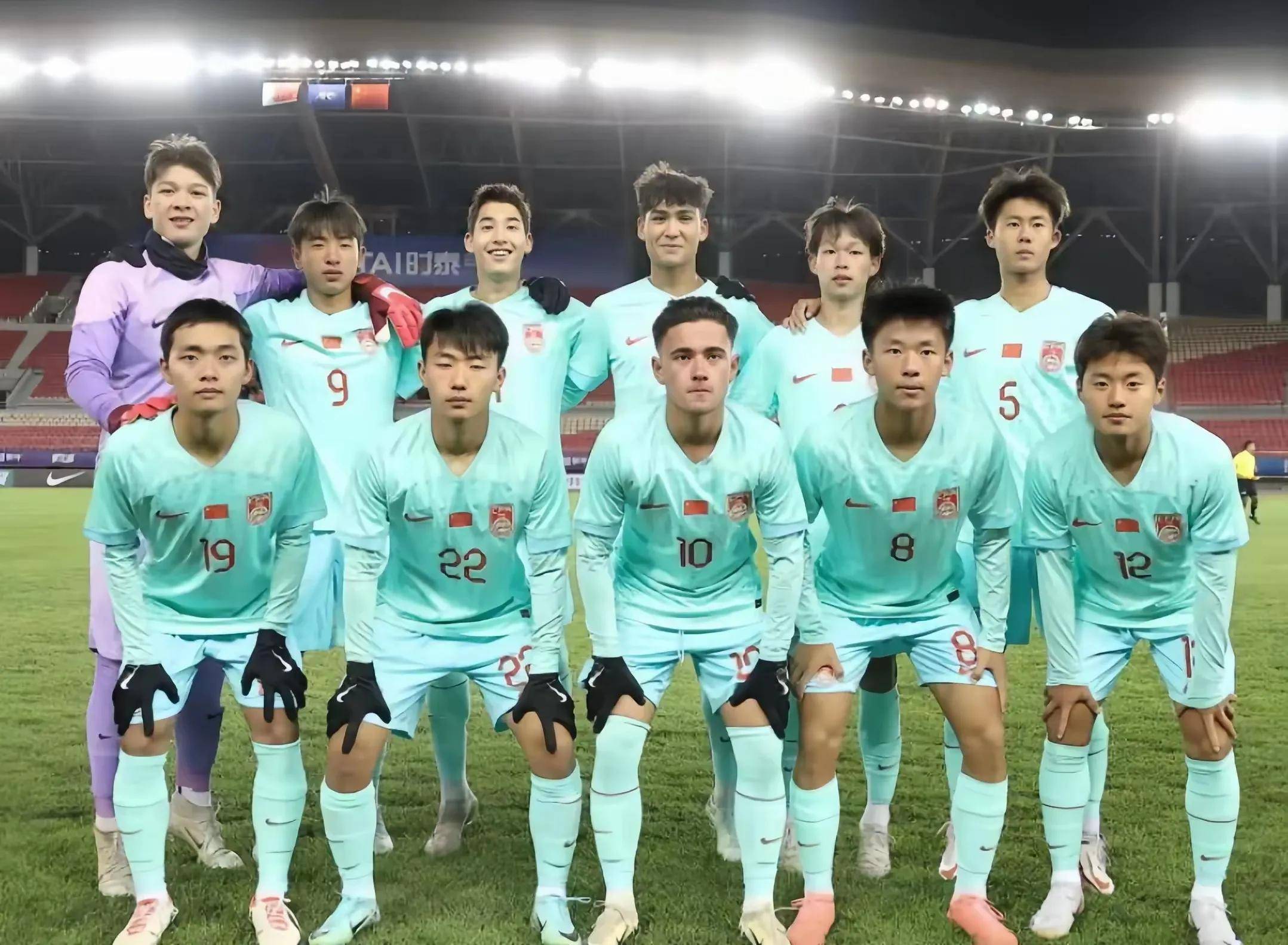 亚洲明星队抵达国外球场，备战国际赛