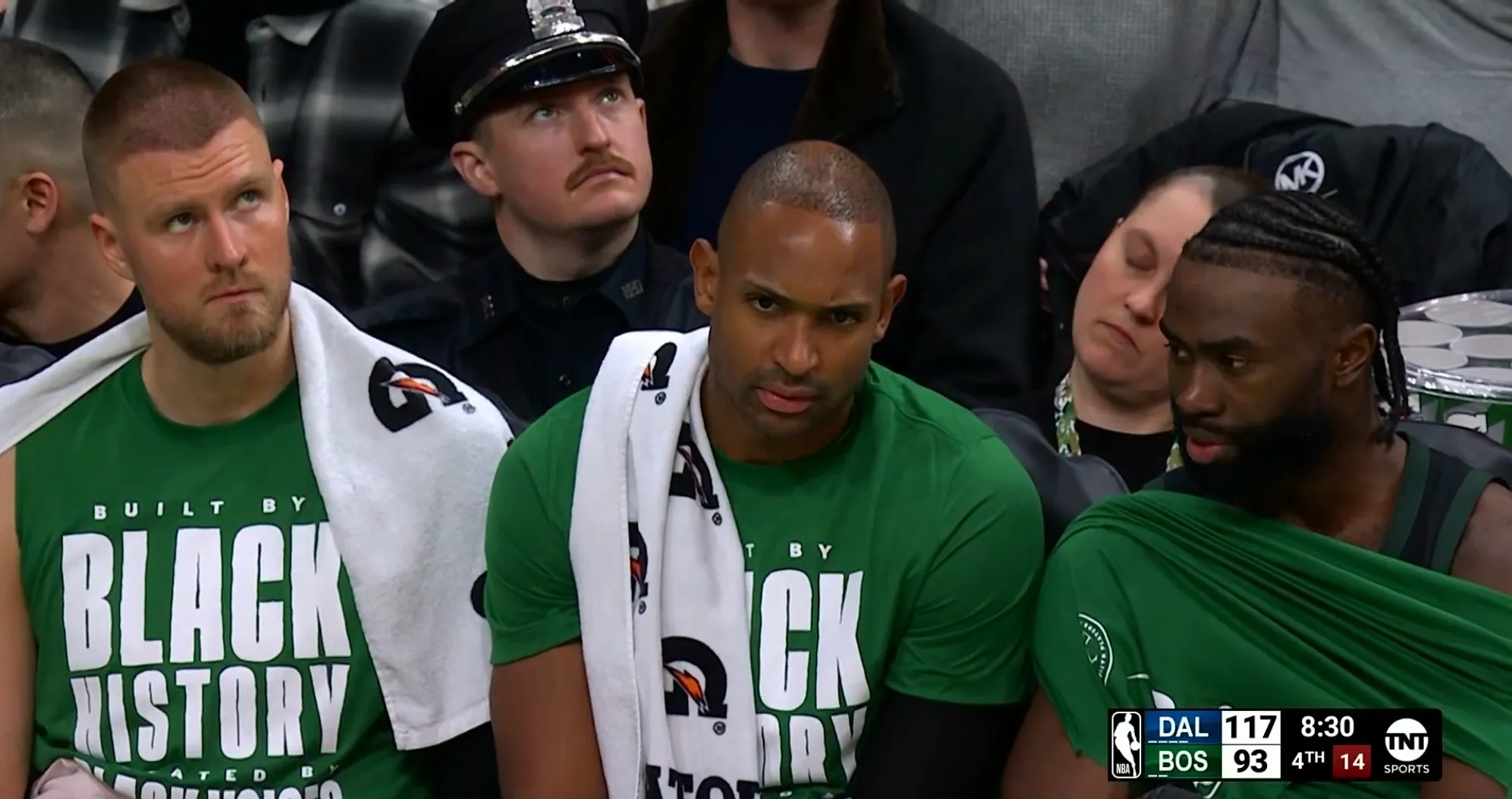 凯尔特人队全队合作无间，迎战强敌