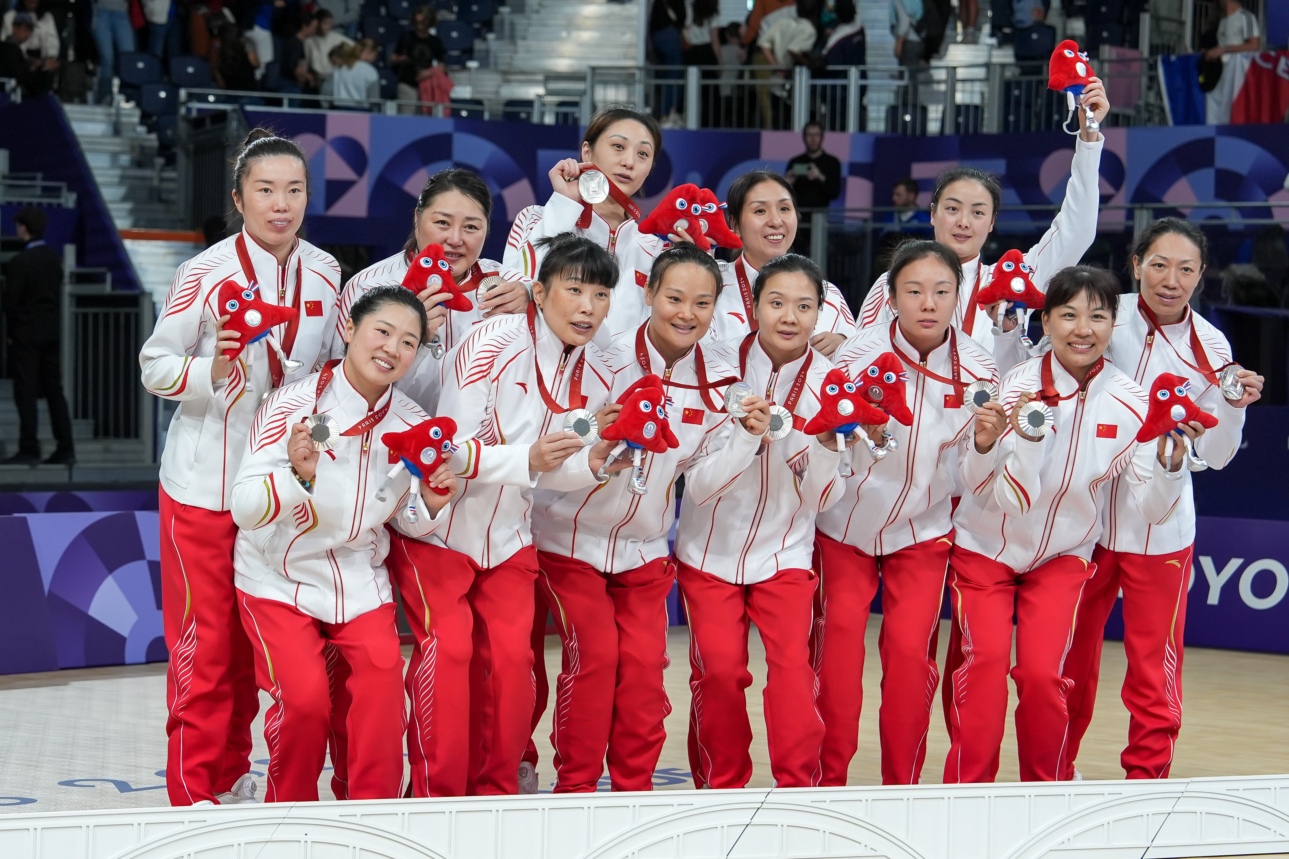 举重女将横扫银牌,力量非凡的简单介绍 举重女将横扫银牌,力量非凡的简单介绍