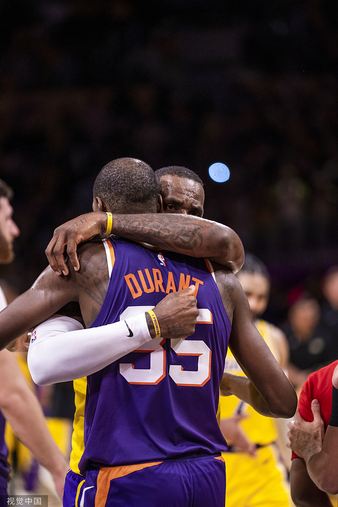 国际球场上一场激烈对决,女队笑到最后 国际球场上一场激烈对决,女队笑到最后