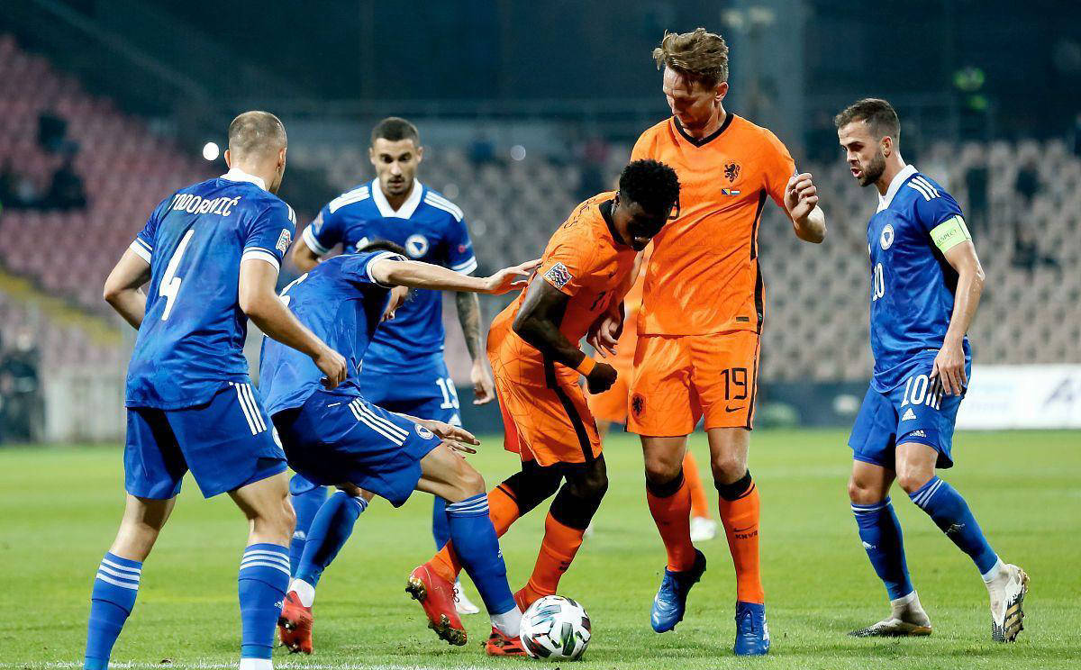 荷兰球队客场惊险取胜，赢得晋级关键