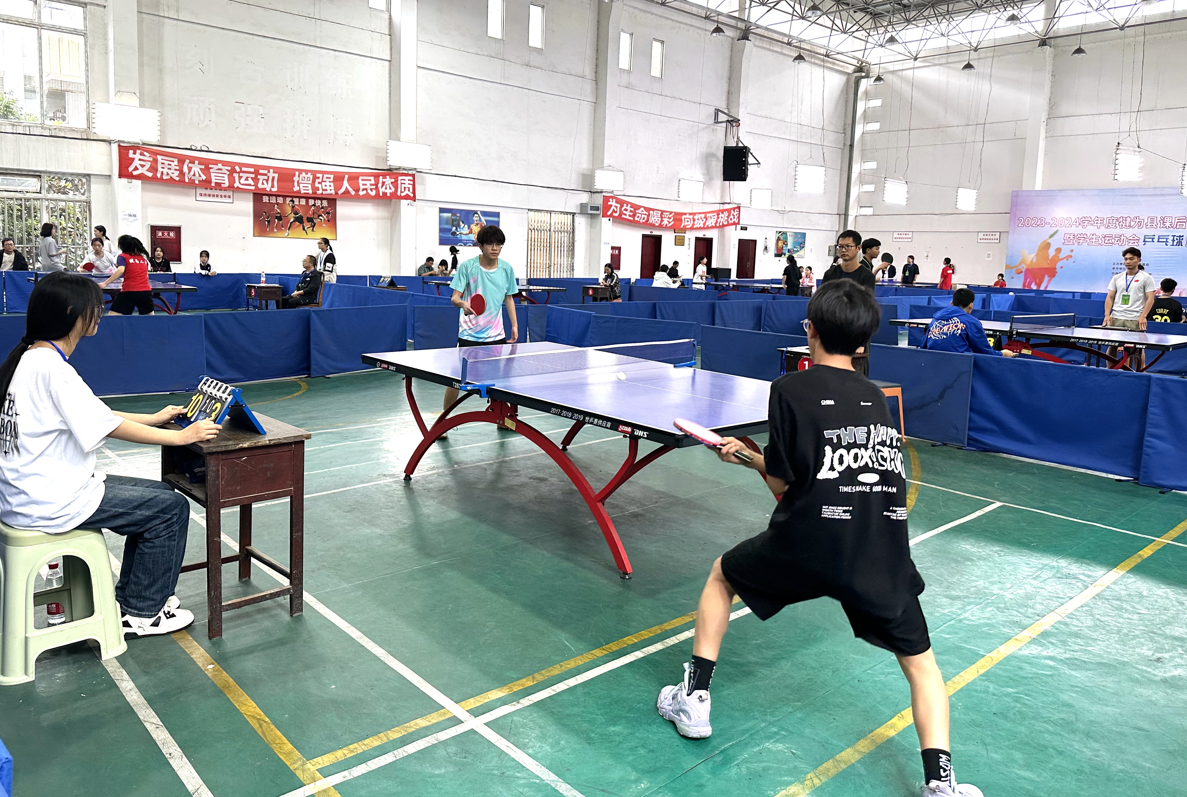 队员们在比赛中兢兢业业,引人注目 队员们在比赛中兢兢业业,引人注目