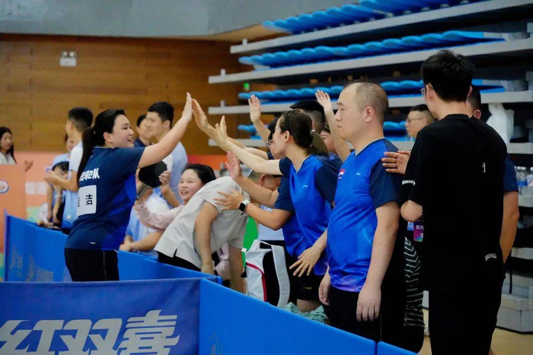 比赛现场呈现了一场火爆的对决 比赛现场呈现了一场火爆的对决