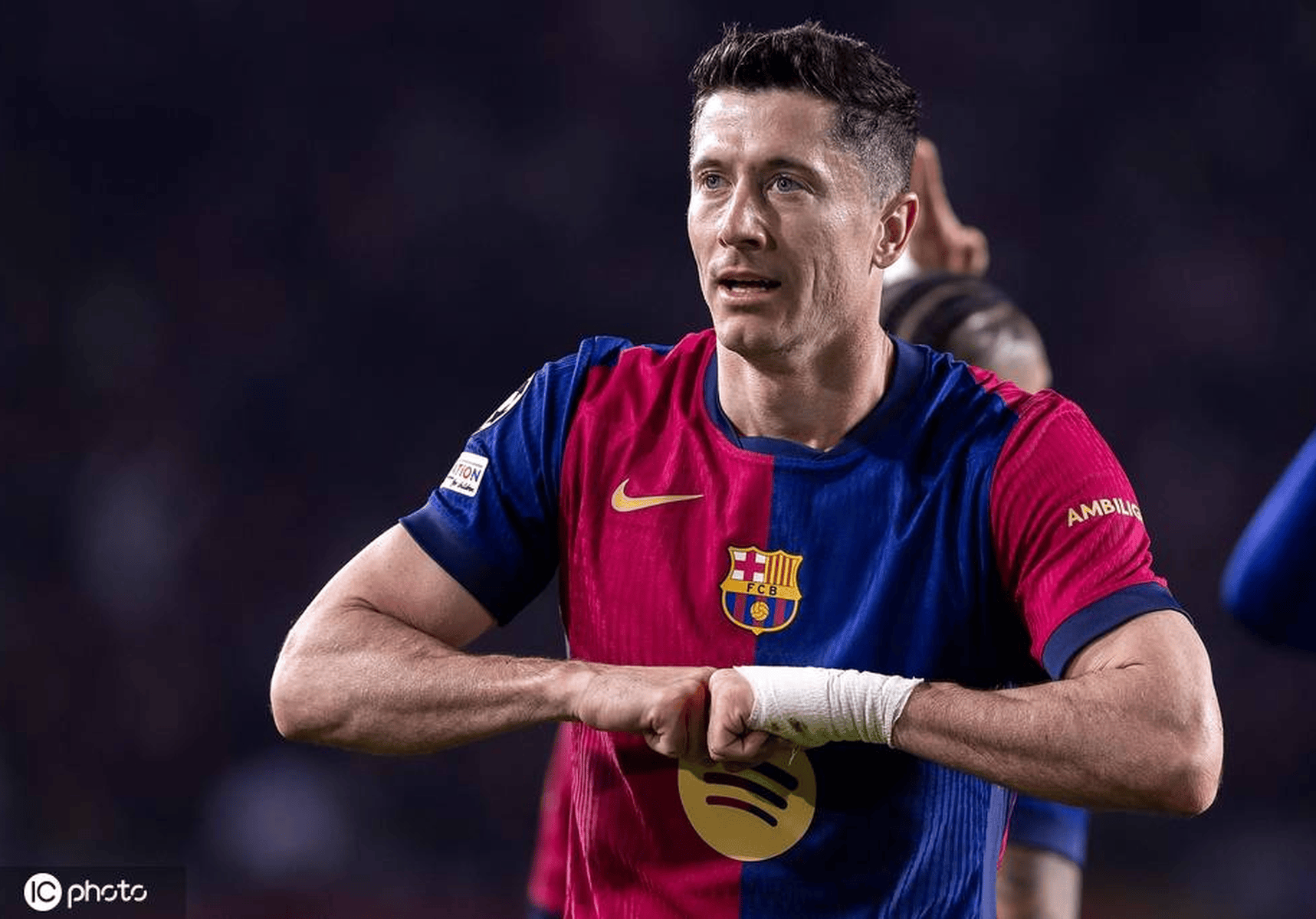 巨星对决:梅西挑战莱万,巴萨胜利晋级的简单介绍 巨星对决:梅西挑战莱万,巴萨胜利晋级的简单介绍