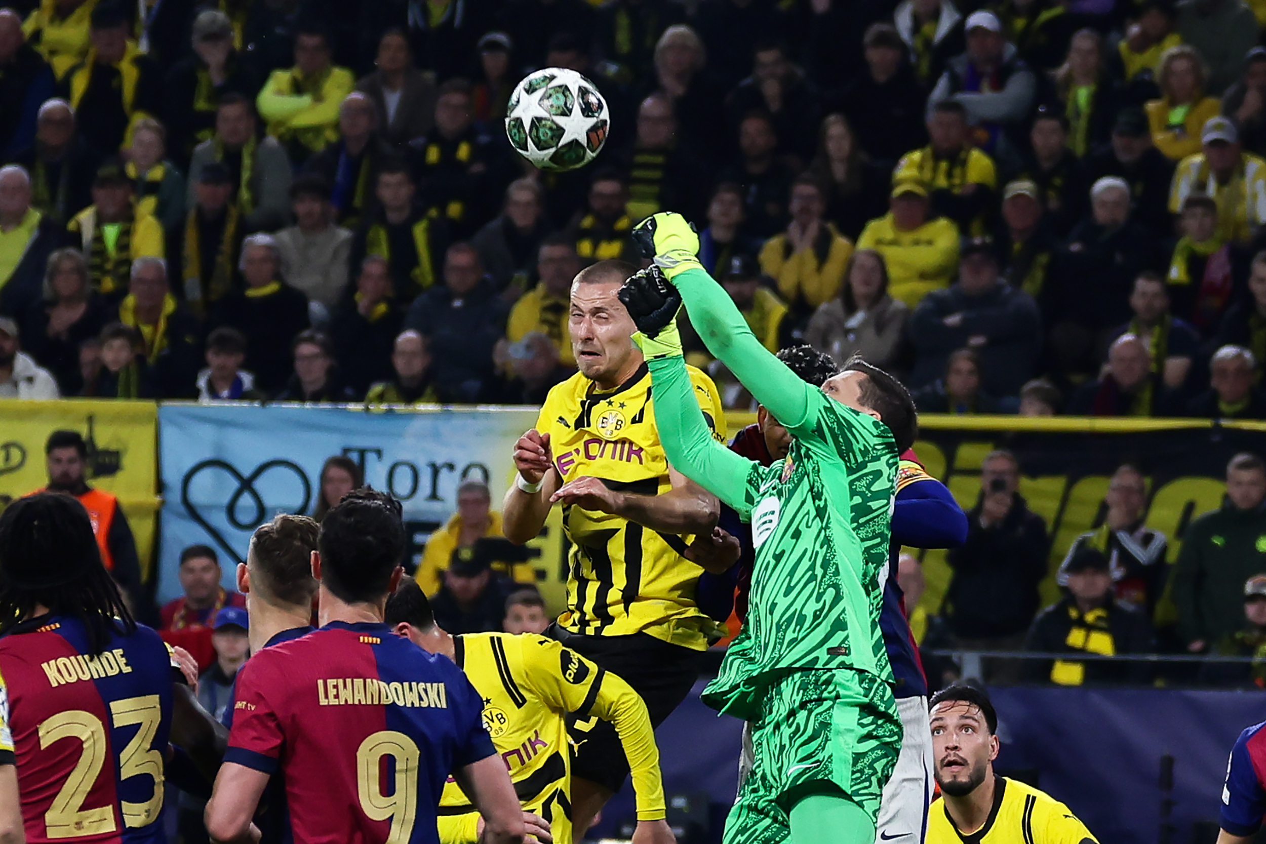 马德里竞技横扫巴塞罗那：强势领跑