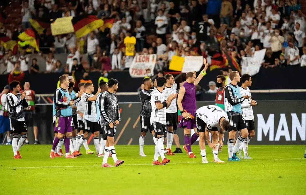 德国击败冰岛，小组首位稳固