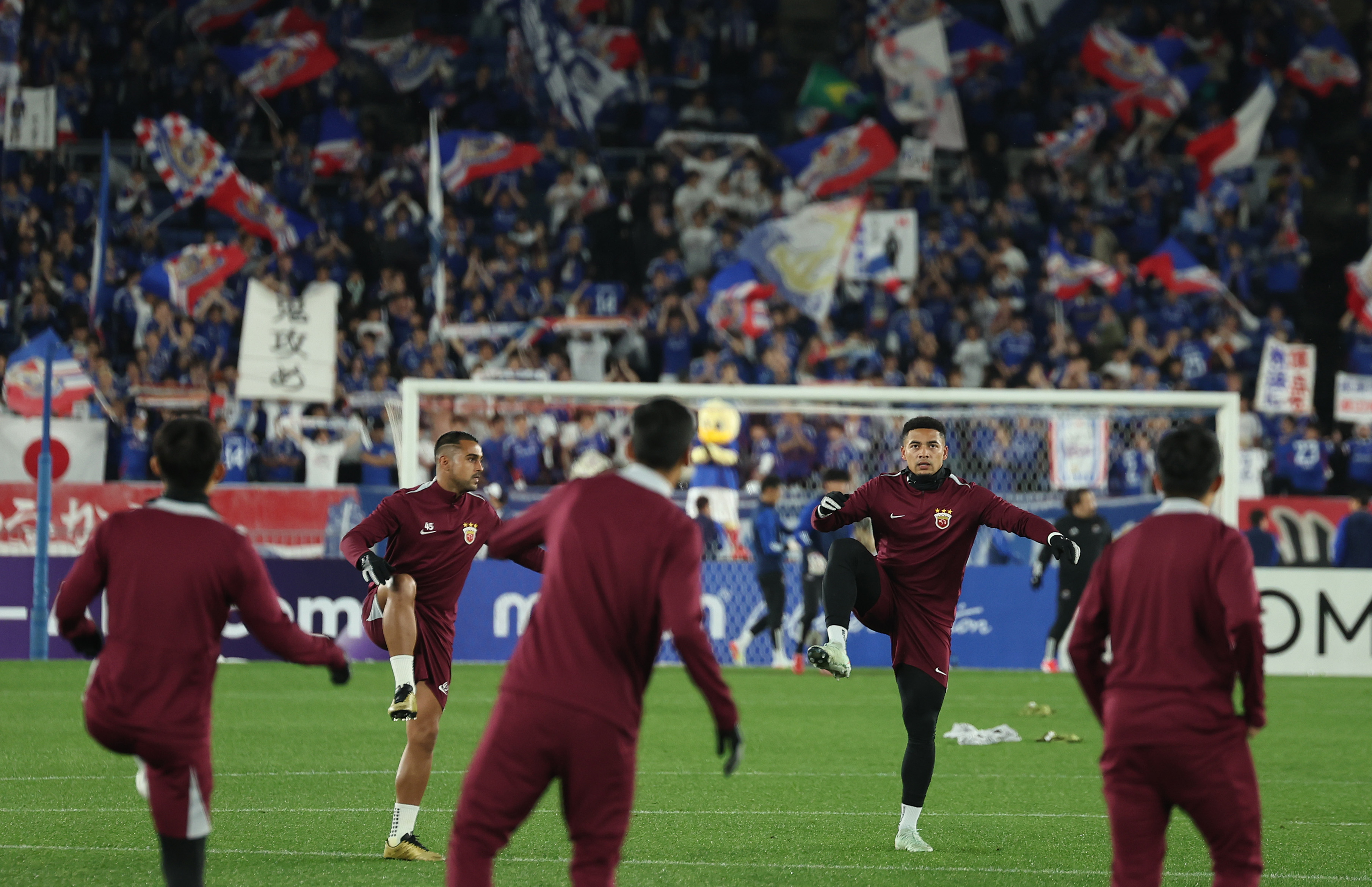 足球联赛盛况持续激烈对抗引发观众狂热