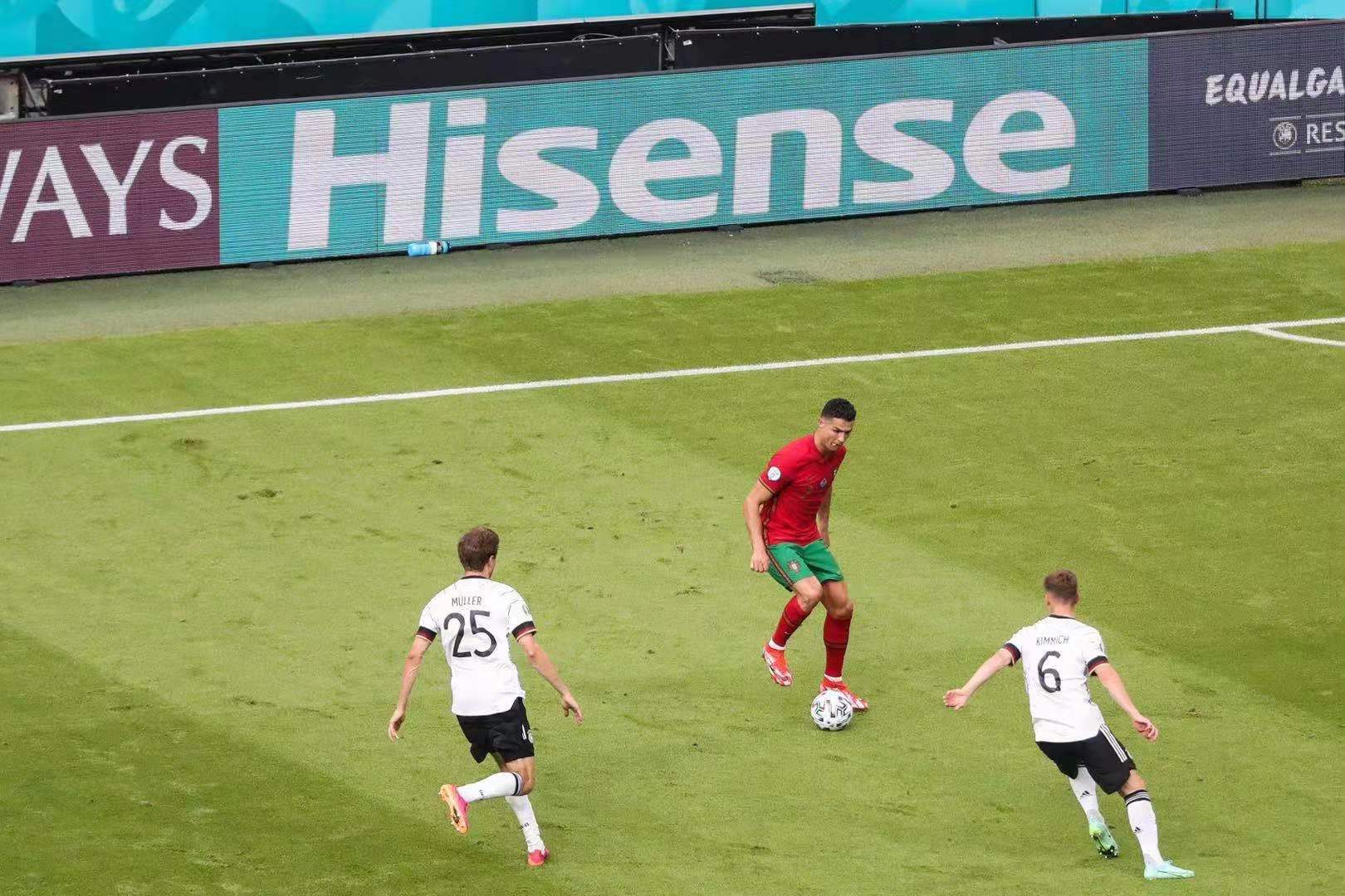 德国足球联赛中出现了一场激烈的对决 德国足球联赛中出现了一场激烈的对决