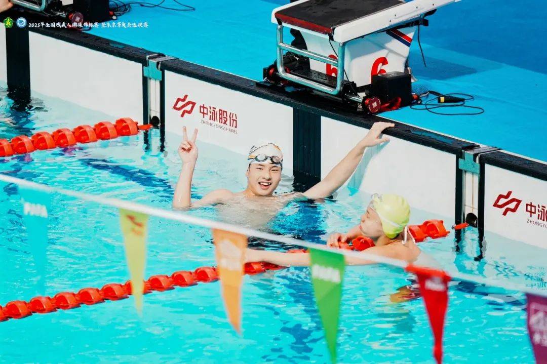 南非游泳选手勇夺金牌,创造佳绩 南非游泳选手勇夺金牌,创造佳绩