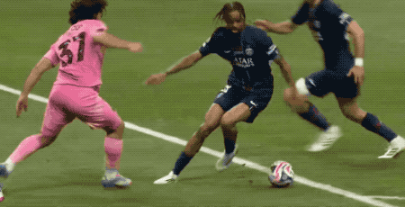 巴塞罗那主场大捷，小组头名稳操胜券的简单介绍