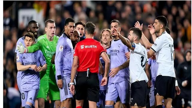 包含瓦伦西亚遭遇连败，降级危机加剧的词条