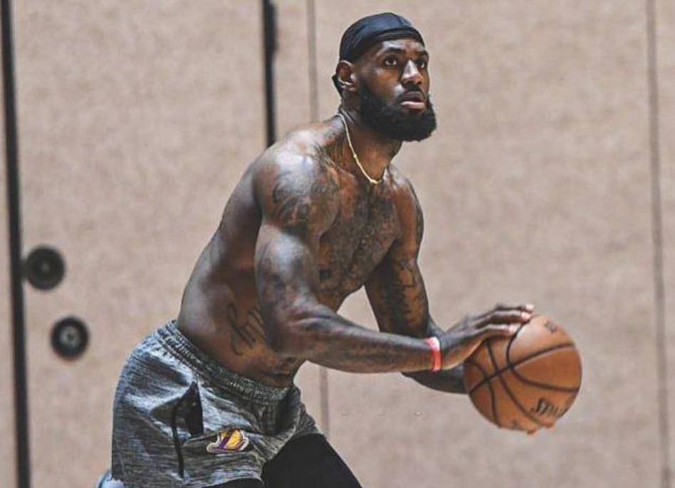 包含卢湾詹姆斯赛后神秘缺席，引发粉丝团体关注的词条