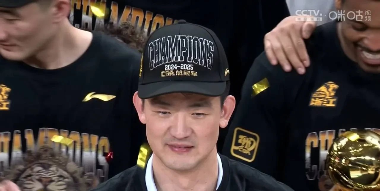 锐不可挡，球队击败对手，登上领奖台