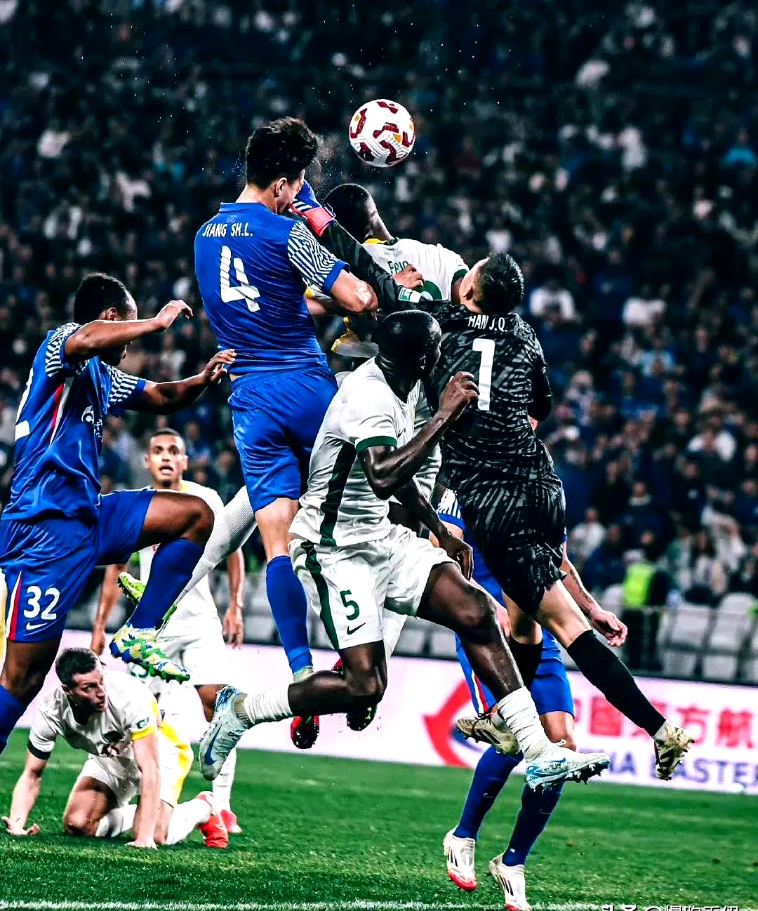 包含一场高度紧张的比赛中,球队以绝对优势战胜对手的词条 包含一场高度紧张的比赛中,球队以绝对优势战胜对手的词条