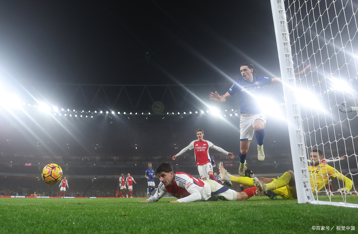 足球豪门强强对话,球场上对抗激烈 足球豪门强强对话,球场上对抗激烈