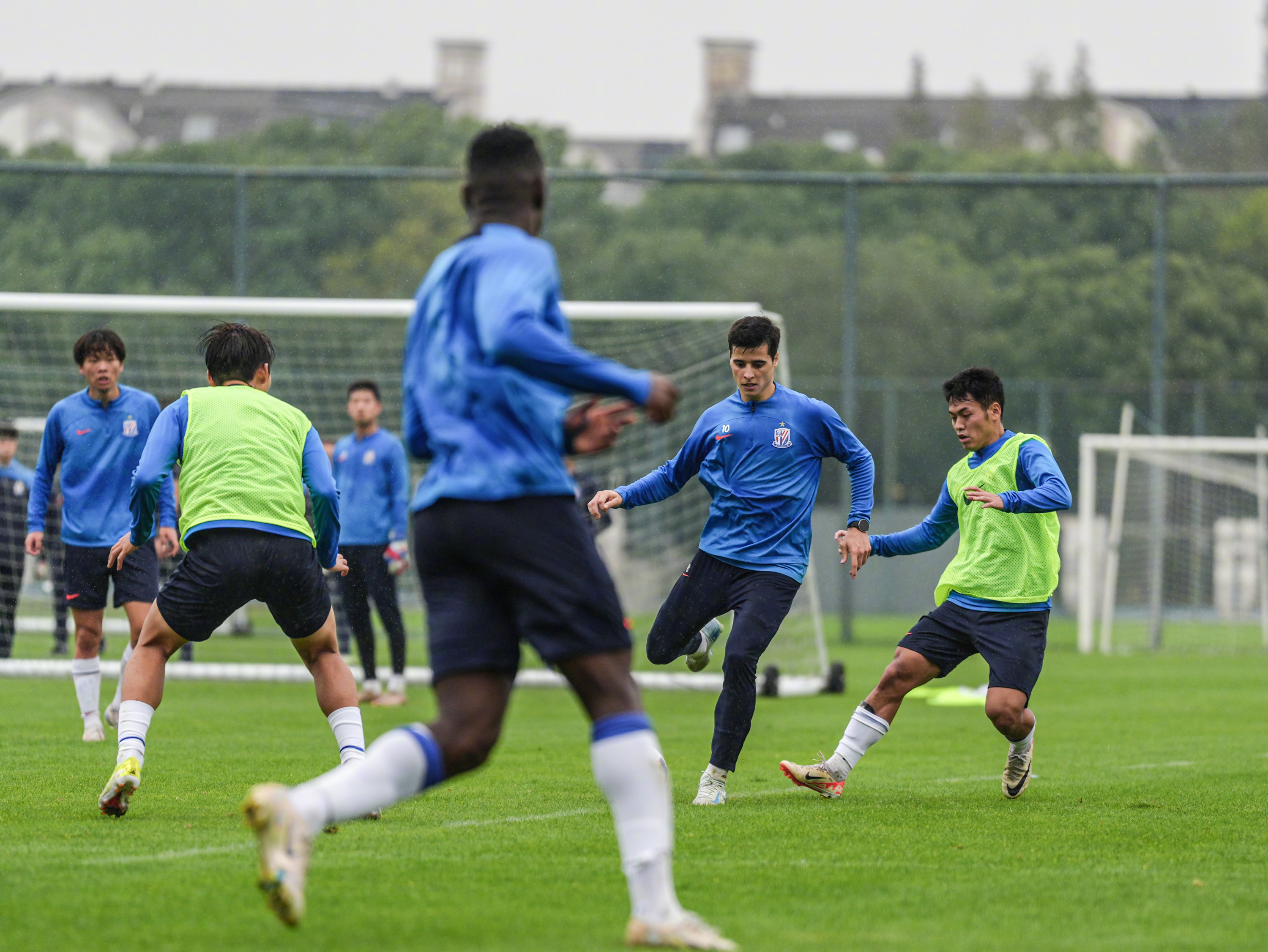 关于上海申花队士气高涨，备战关键战役的信息