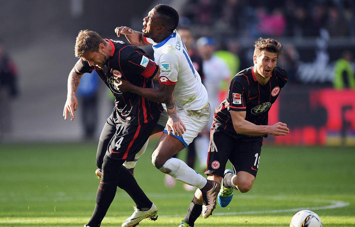 奥格斯堡客场惊险战胜法兰克福，实现险胜