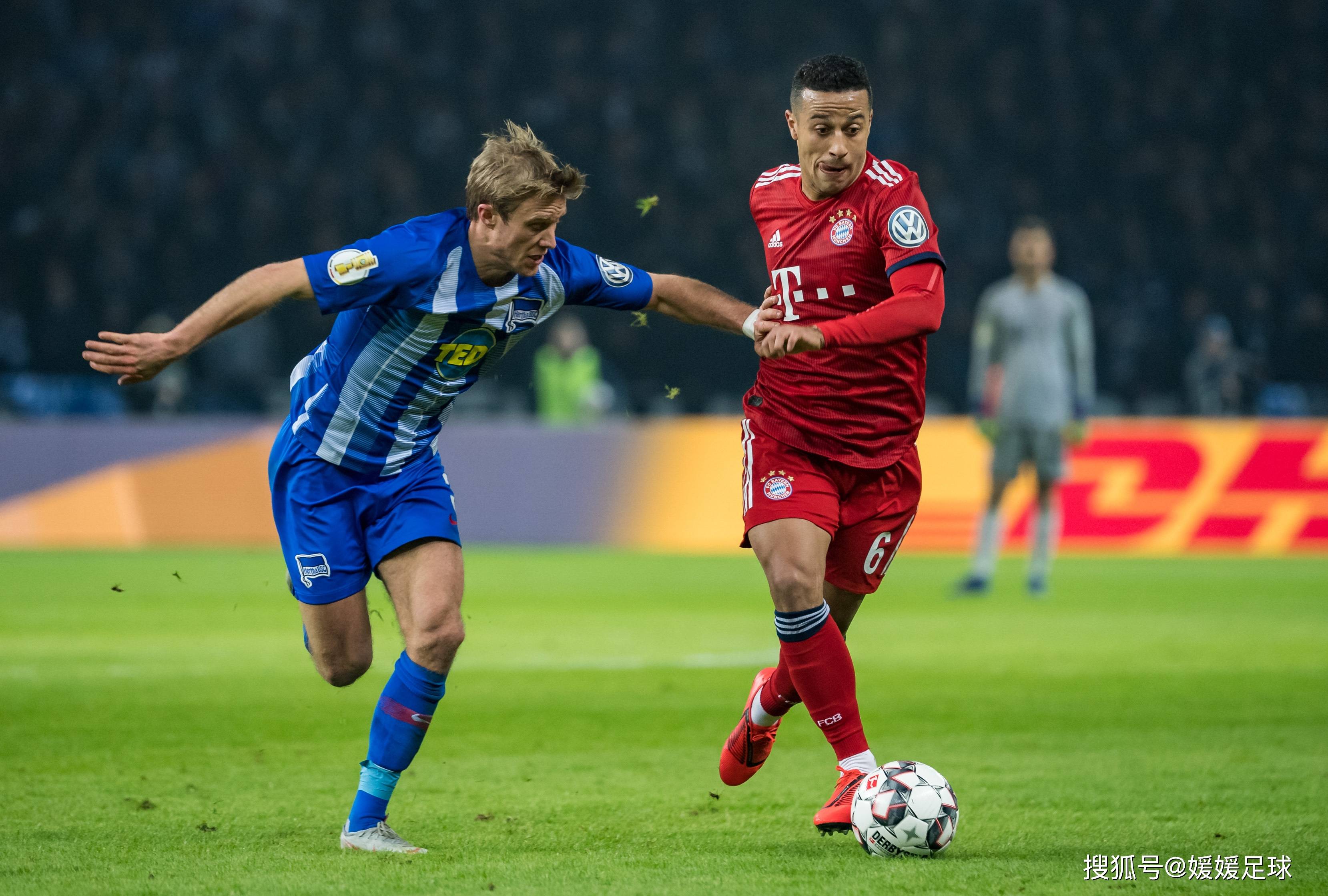 弗莱堡足球运动员集结军心团结,联手冲向胜利 弗莱堡足球运动员集结军心团结,联手冲向胜利