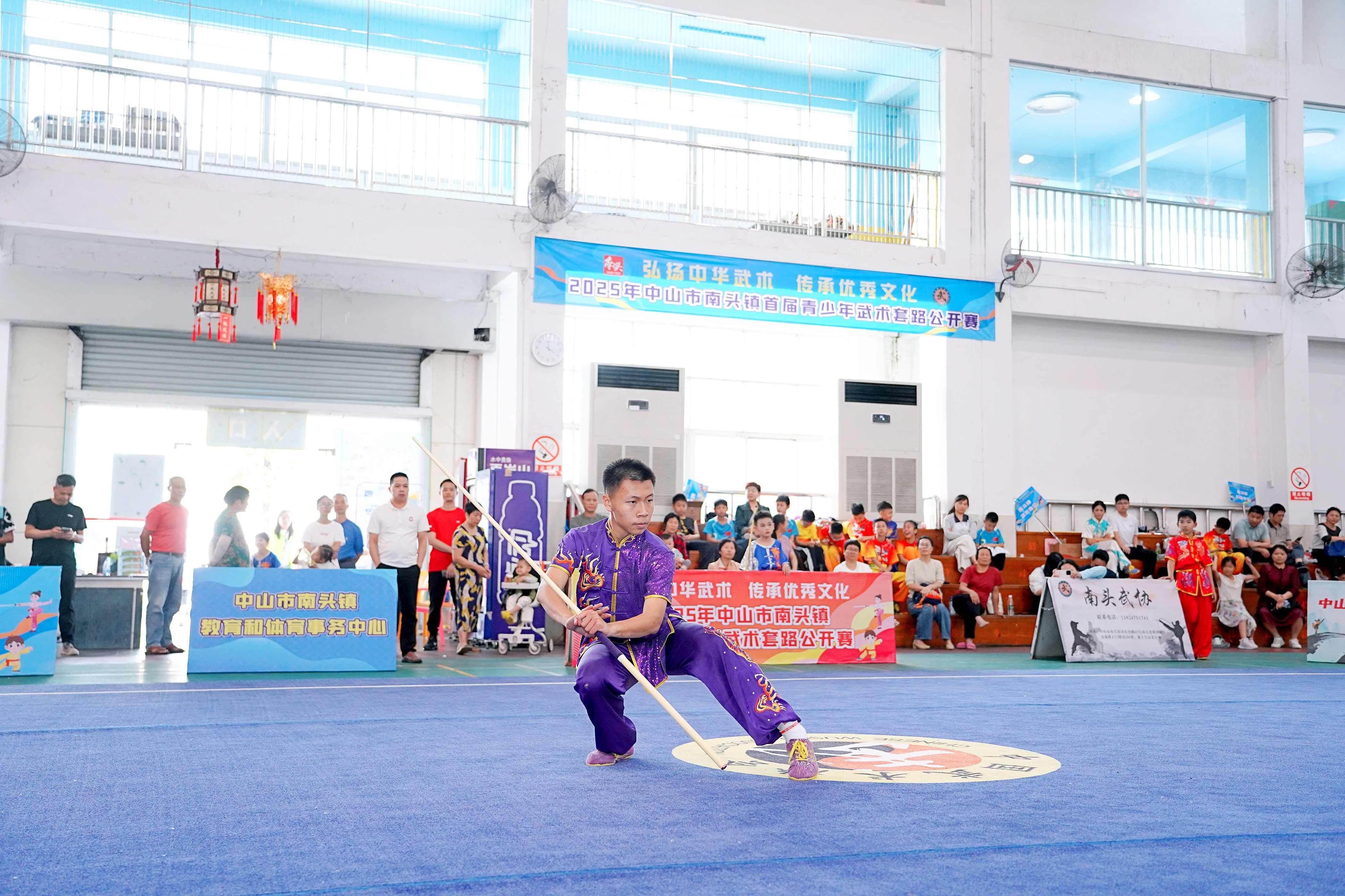 武术比赛选手刚毅果敢称霸赛场 武术比赛选手刚毅果敢称霸赛场