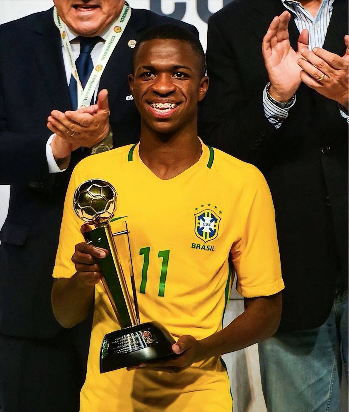 足球比赛中球员展现出色意志力