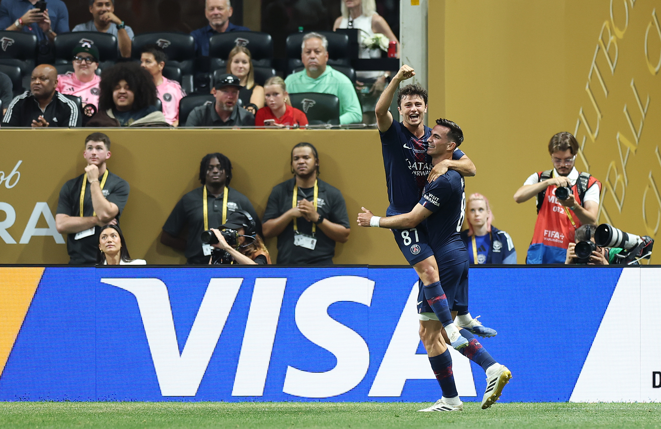 巴黎圣日耳曼客场胜利,提前确保小组第一 巴黎圣日耳曼客场胜利,提前确保小组第一