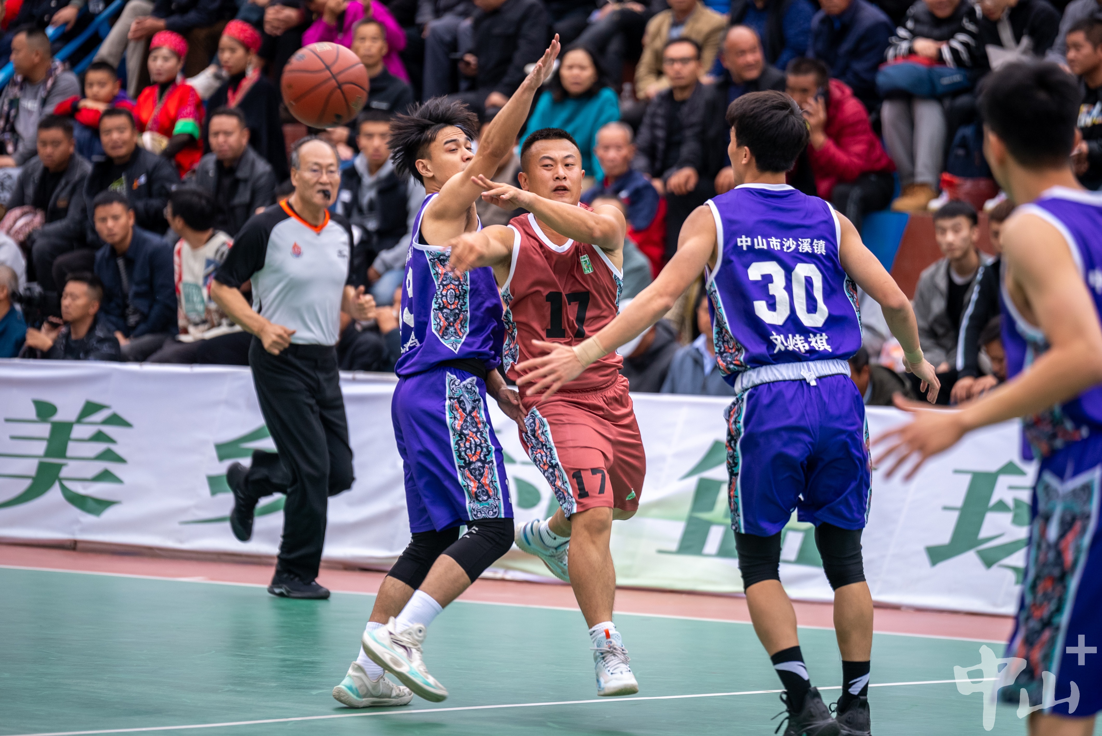 篮球锦标赛冠军争夺激烈，球员表现抢眼