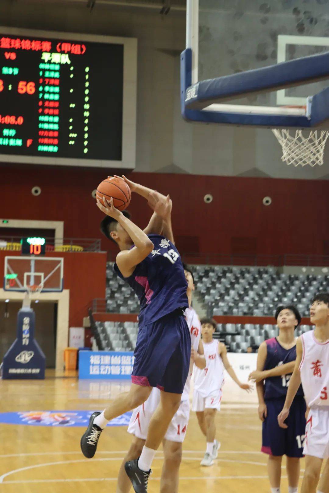 篮球锦标赛冠军争夺激烈，球员表现抢眼