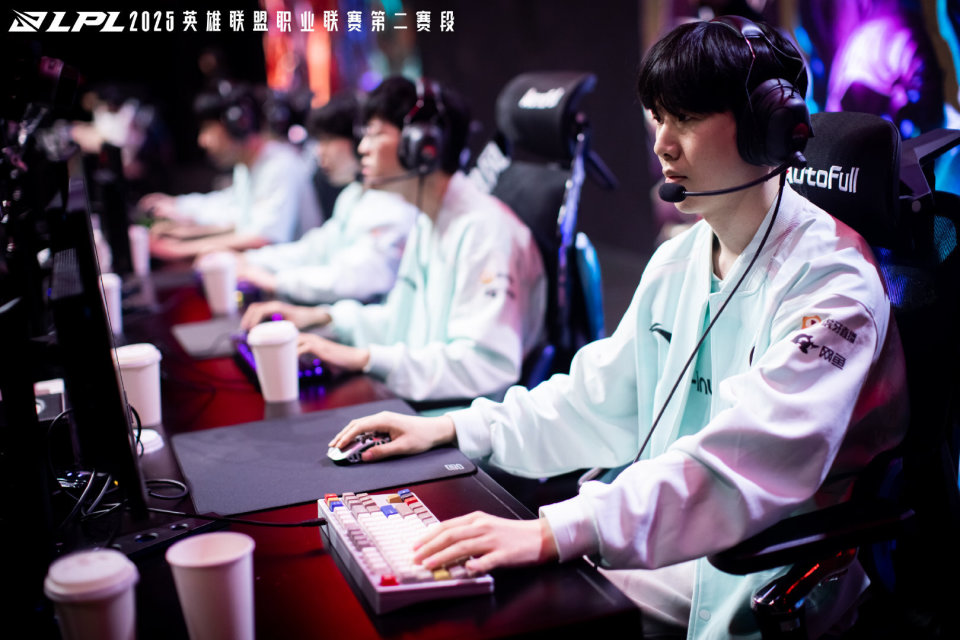 IG横扫WBG，Caps拿下关键大龙峡谷大战全球总决赛，点燃全场激情