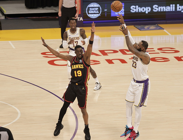 老鹰队助教受伤离场,球队面临挑战 老鹰队助教受伤离场,球队面临挑战