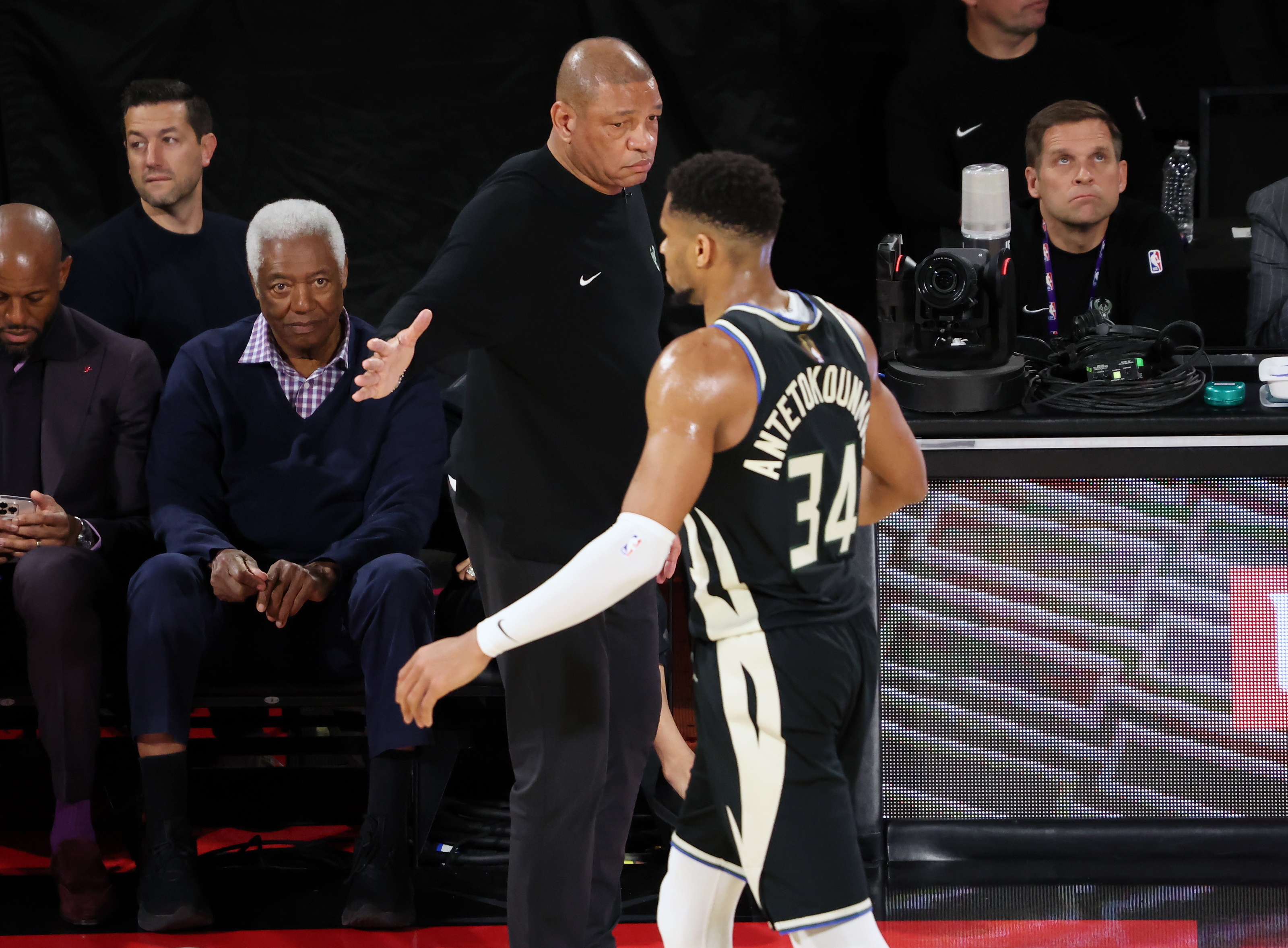 包含雄鹿取得连胜,字母哥连续狂砍30+的词条 包含雄鹿取得连胜,字母哥连续狂砍30+的词条