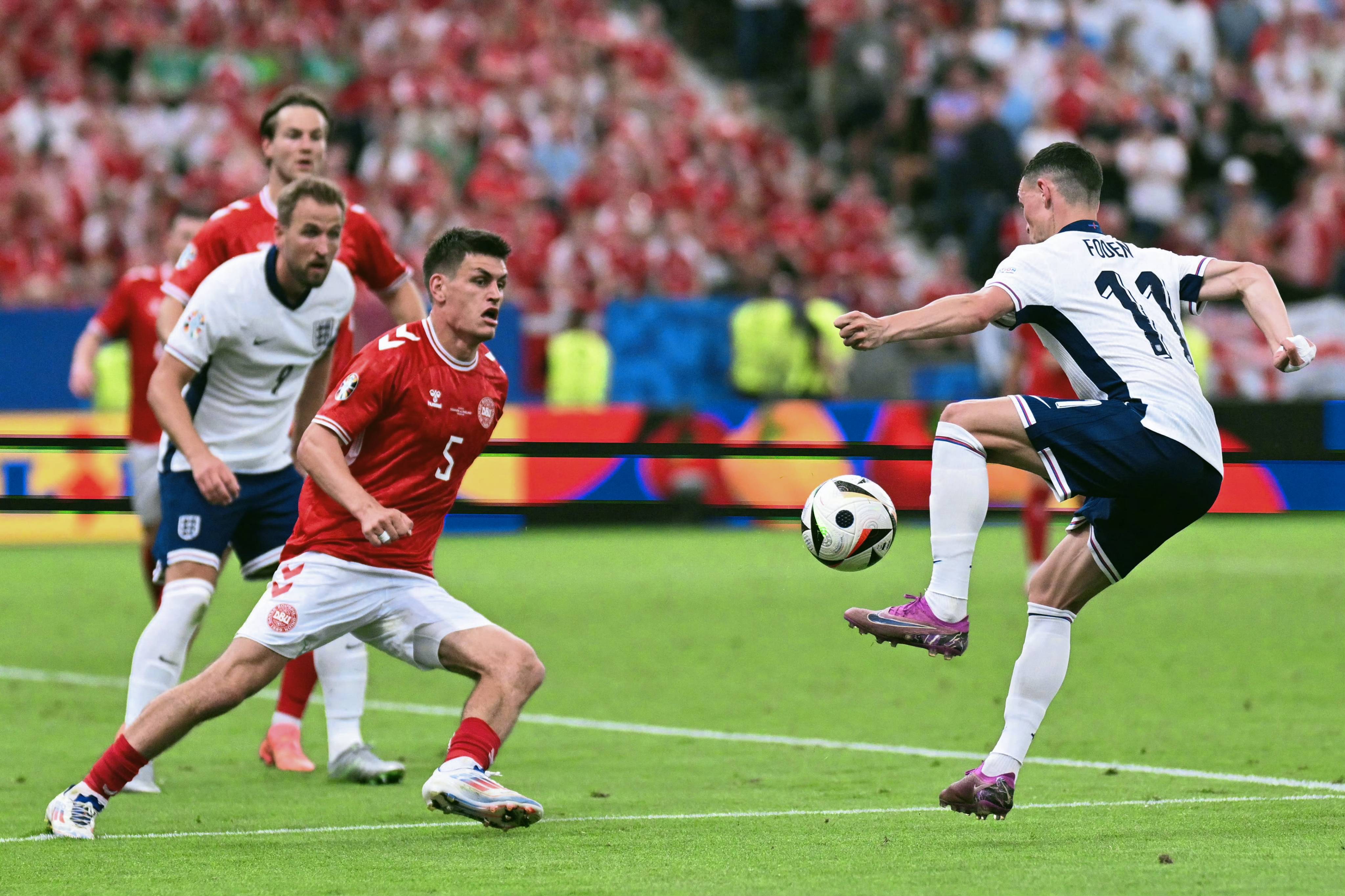 英格兰大胜瑞士，提前锁定小组第一