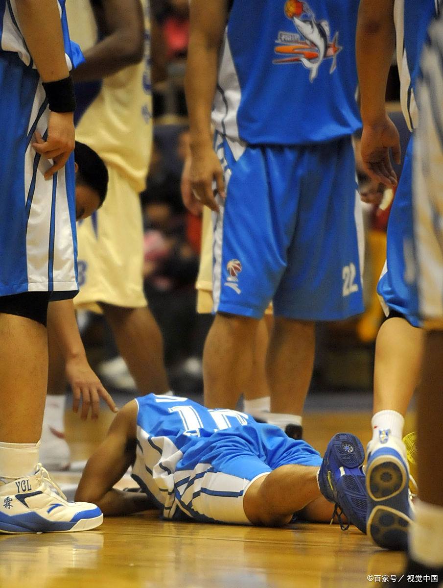 篮球比赛中球员们展现出了紧张的竞争态势 篮球比赛中球员们展现出了紧张的竞争态势