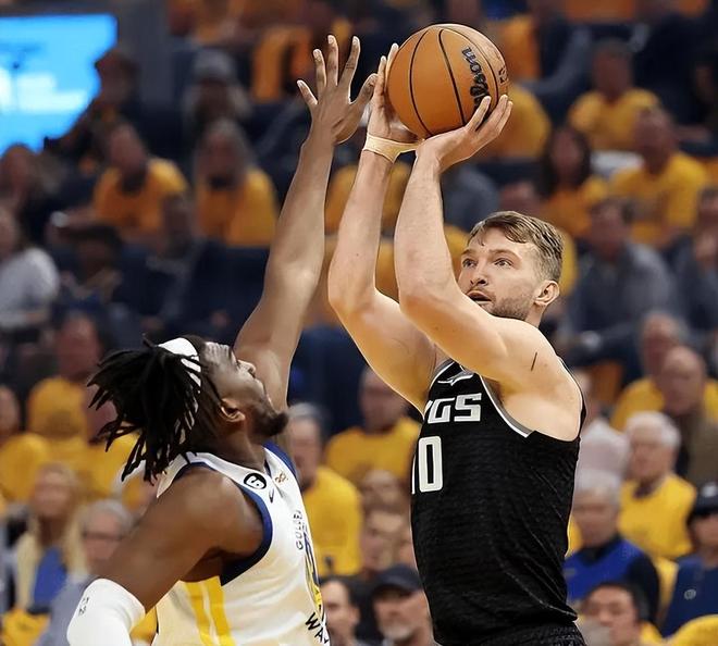 狂蜂雄起摆脱连败霍克斯手感飙砍分 狂蜂雄起摆脱连败霍克斯手感飙砍分