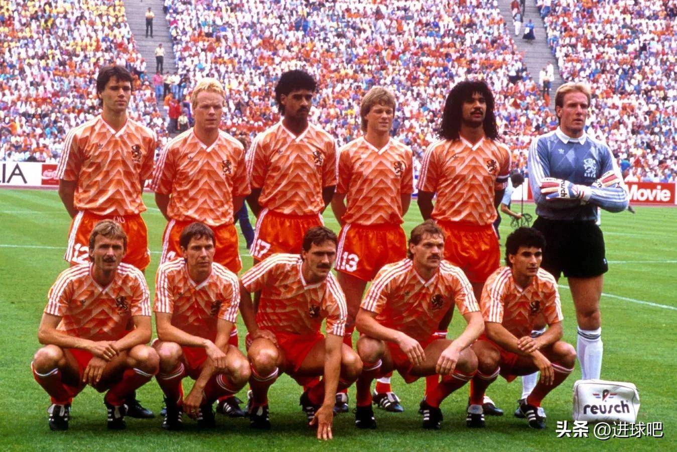 荷兰队员表现出色,成功晋级下一轮比赛 荷兰队员表现出色,成功晋级下一轮比赛