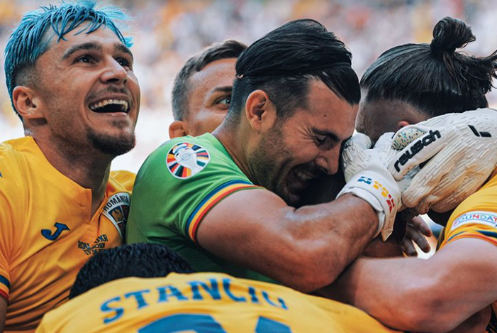 罗马尼亚队在足球场上取得一场惊险胜利 罗马尼亚队在足球场上取得一场惊险胜利