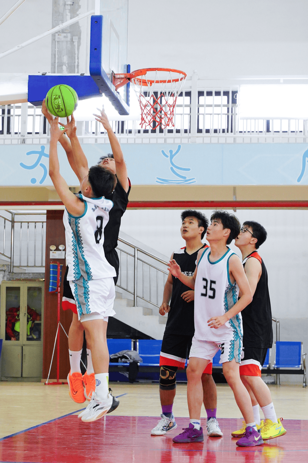 职业篮球赛场上激烈的较量引人入胜