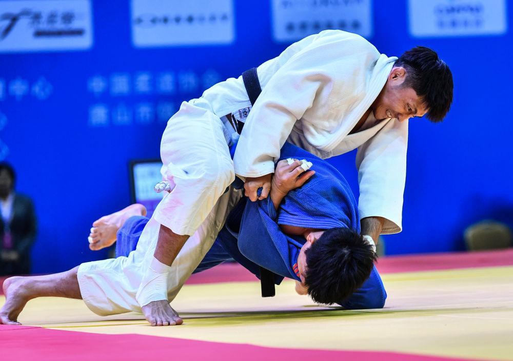 柔道比赛搏斗如火如荼，冠军再次诞生