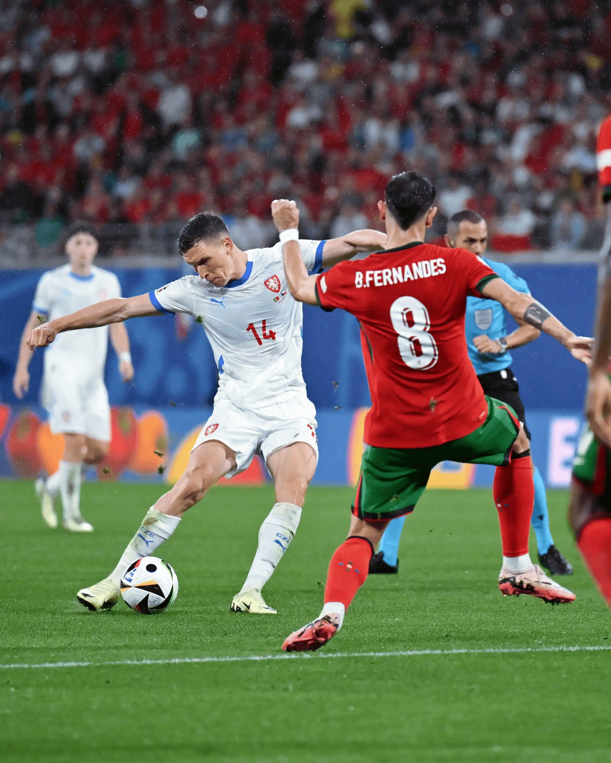 欧洲联赛场面火热，球队实力均衡对战