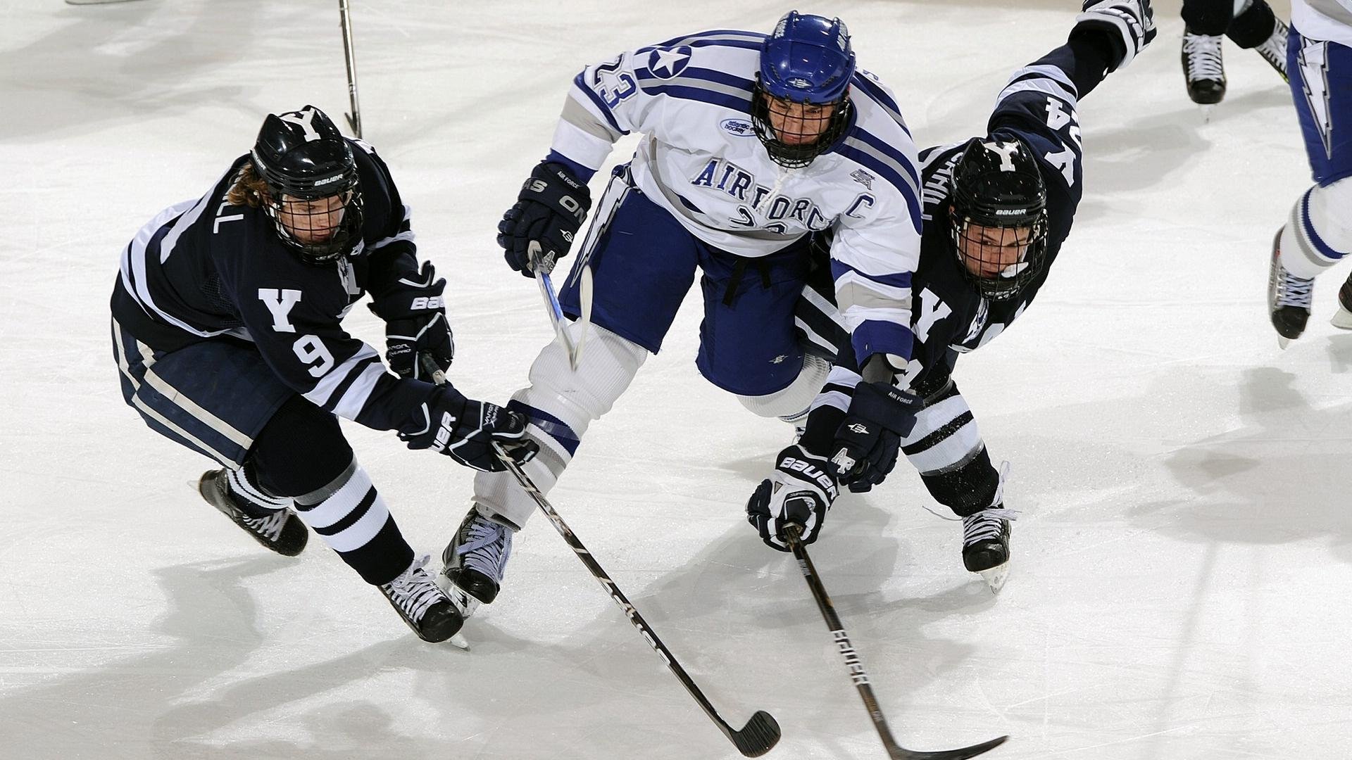 梅赛德斯终场绝杀迈凯伦，背后是塞恩斯，那个扛起全队的孤胆守护者
